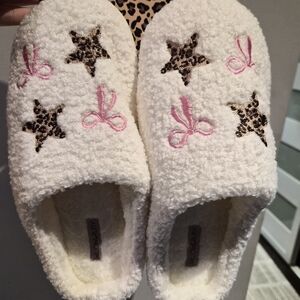 Cozy White Slippers with Leopard Stars and Pink Bows